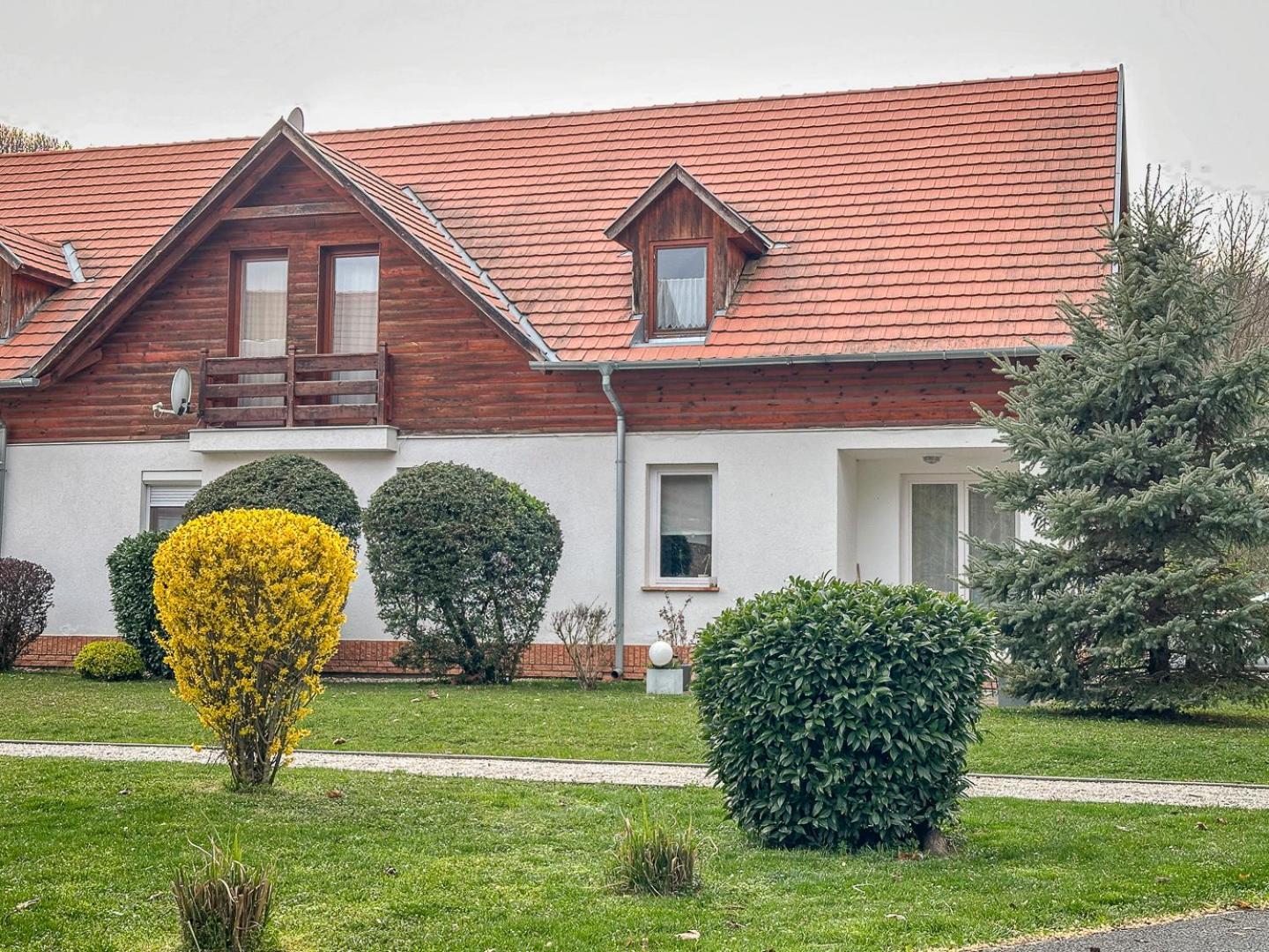 Birdie Apartman Золочань Екстер'єр фото