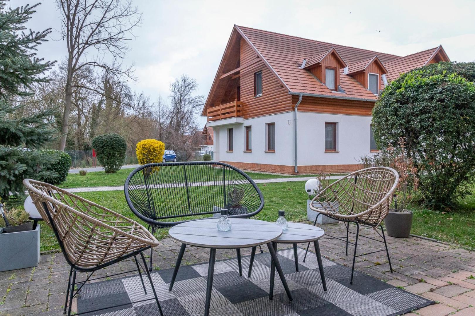 Birdie Apartman Золочань Екстер'єр фото